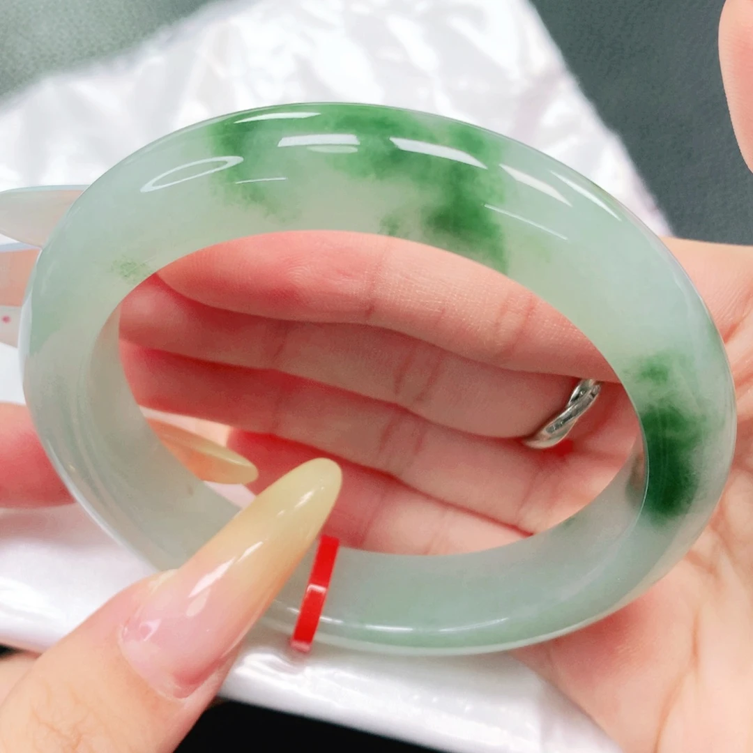 翡翠手镯未镶嵌57。