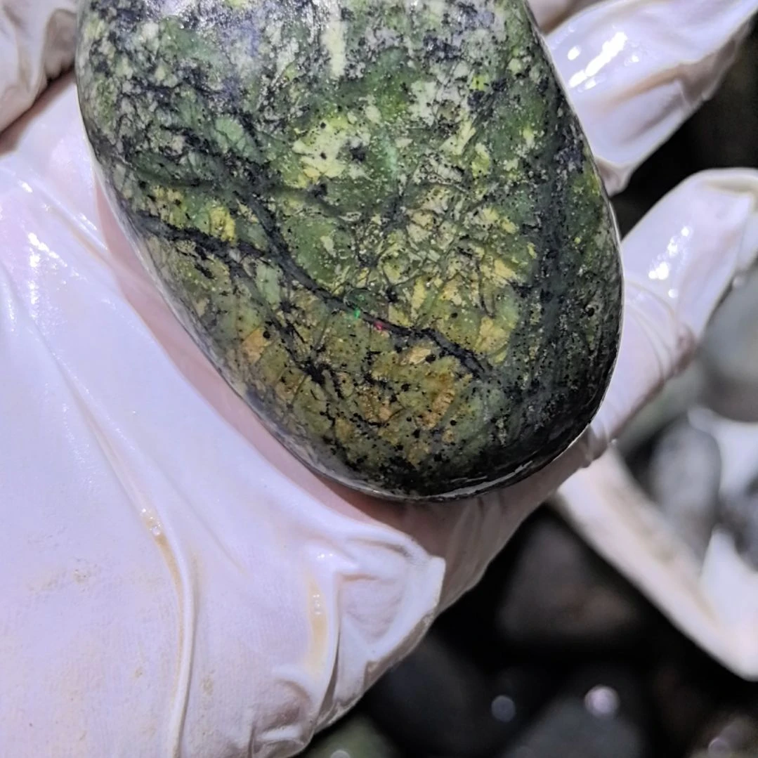 东***宏木藏玉药王石原石手把件