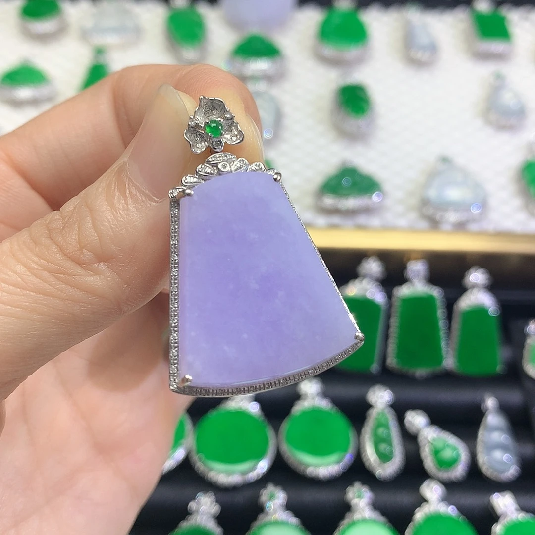 颈饰18K金镶嵌翡翠吊坠