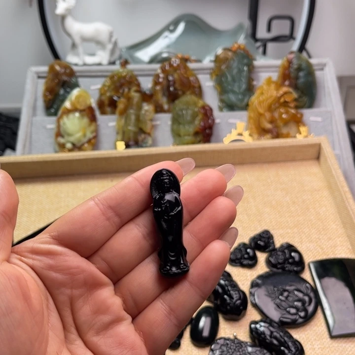今***少蛇纹石玉未镶嵌颈饰