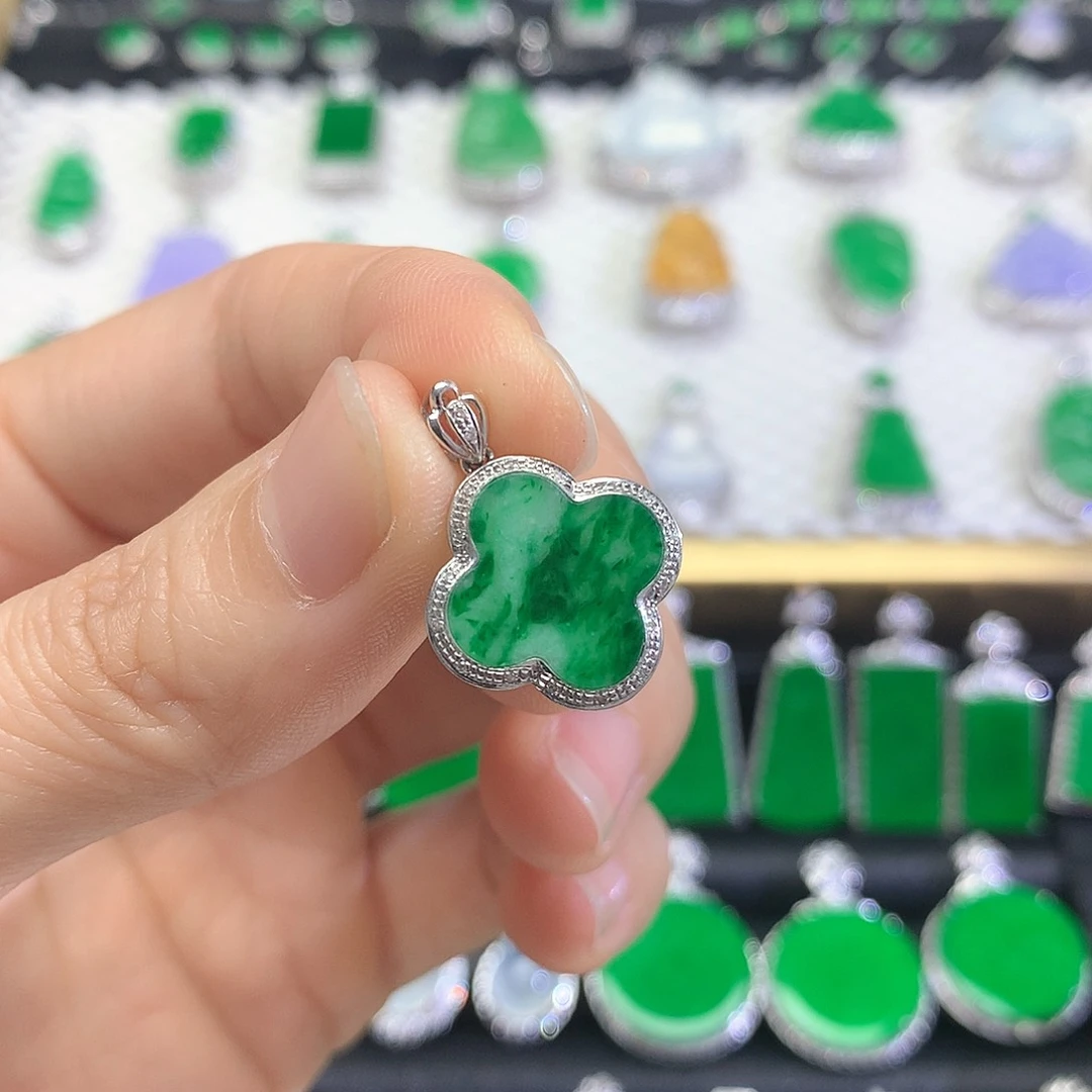 颈饰18K金镶嵌翡翠吊坠