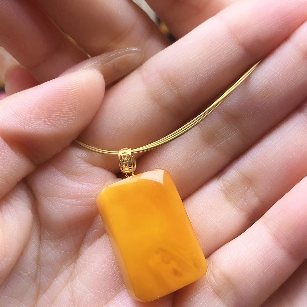 18K金镶嵌颈饰蜜蜡吊坠