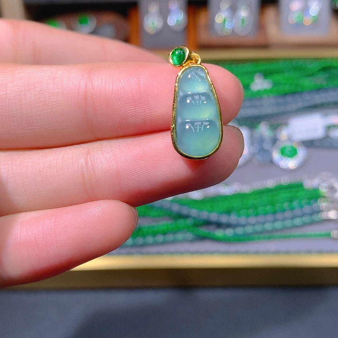 翡翠耳饰未镶嵌天然翡翠