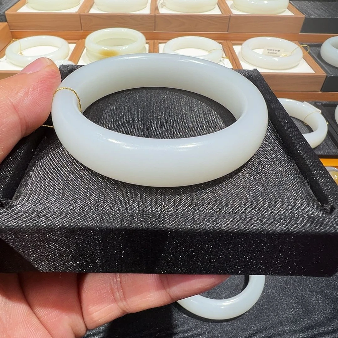 和田玉未镶嵌手镯