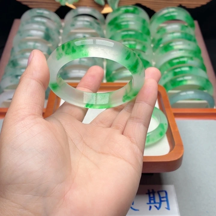 楹***吖石英质玉未镶嵌手镯