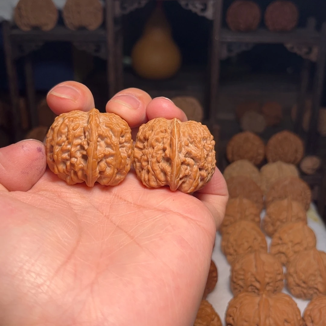 文玩核桃吊坠血麒麟