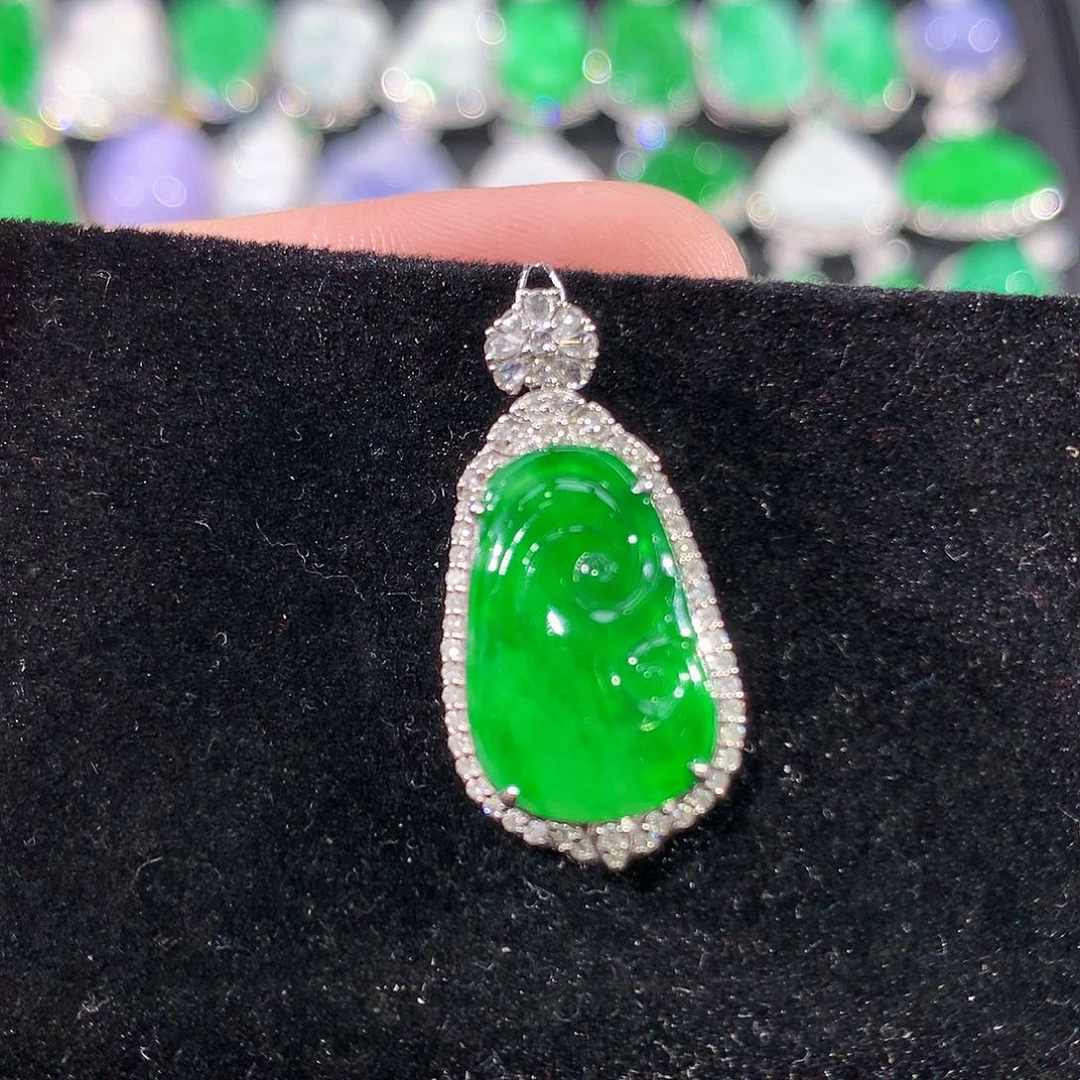 翡翠18K金镶嵌颈饰