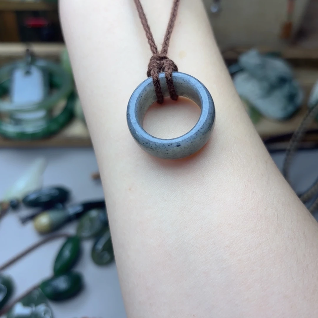 爱***新透闪石质玉未镶嵌颈饰