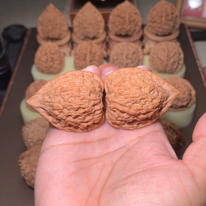 核桃文玩核桃把件蛇王一抹红