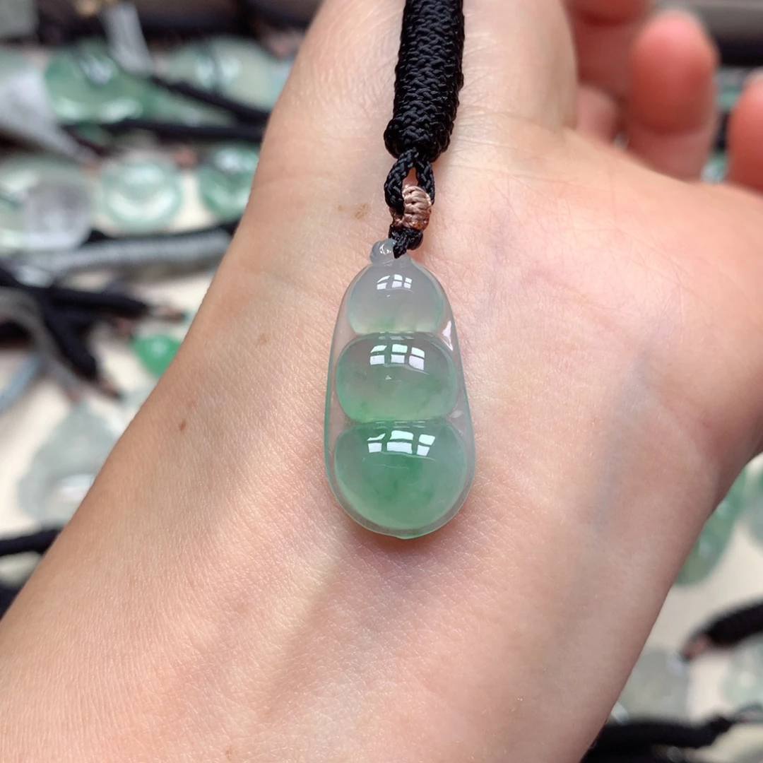 翡翠未镶嵌颈饰福豆