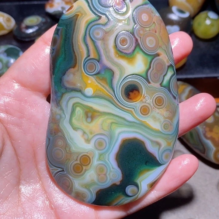 未镶嵌玛瑙/玉髓珠宝半成品卡**里