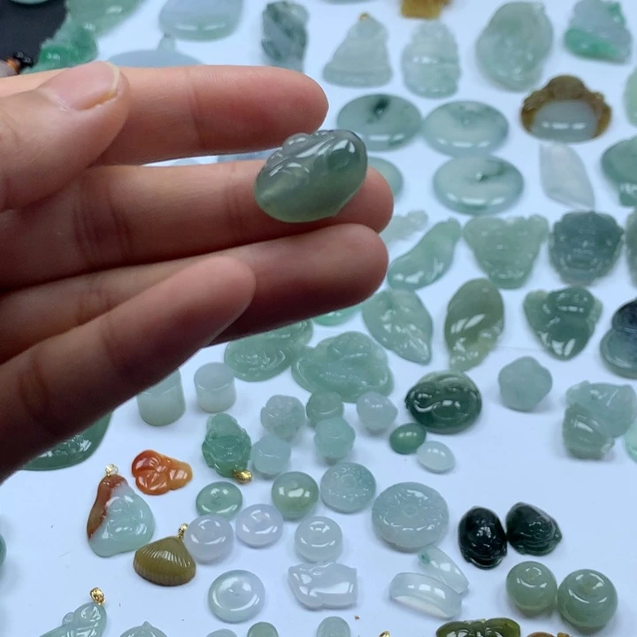 翡翠颈饰未镶嵌如意