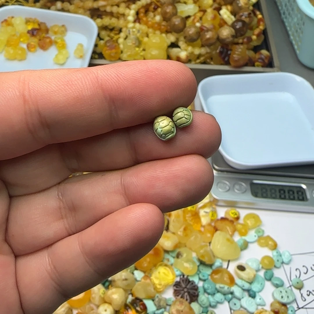 琥珀未镶嵌裸石两个