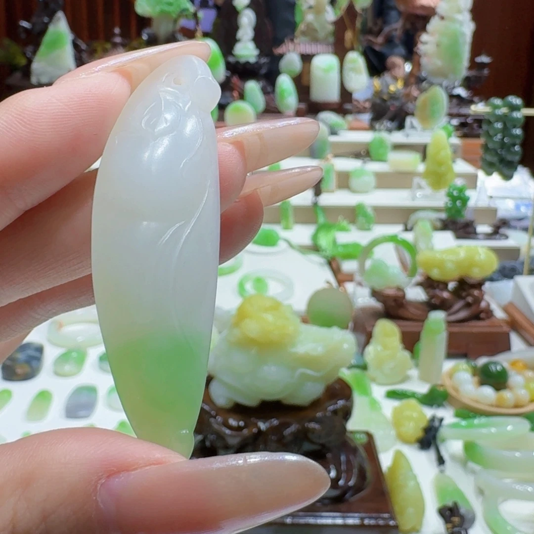 和田玉（翠青玉）未镶嵌挂件翠青四季豆