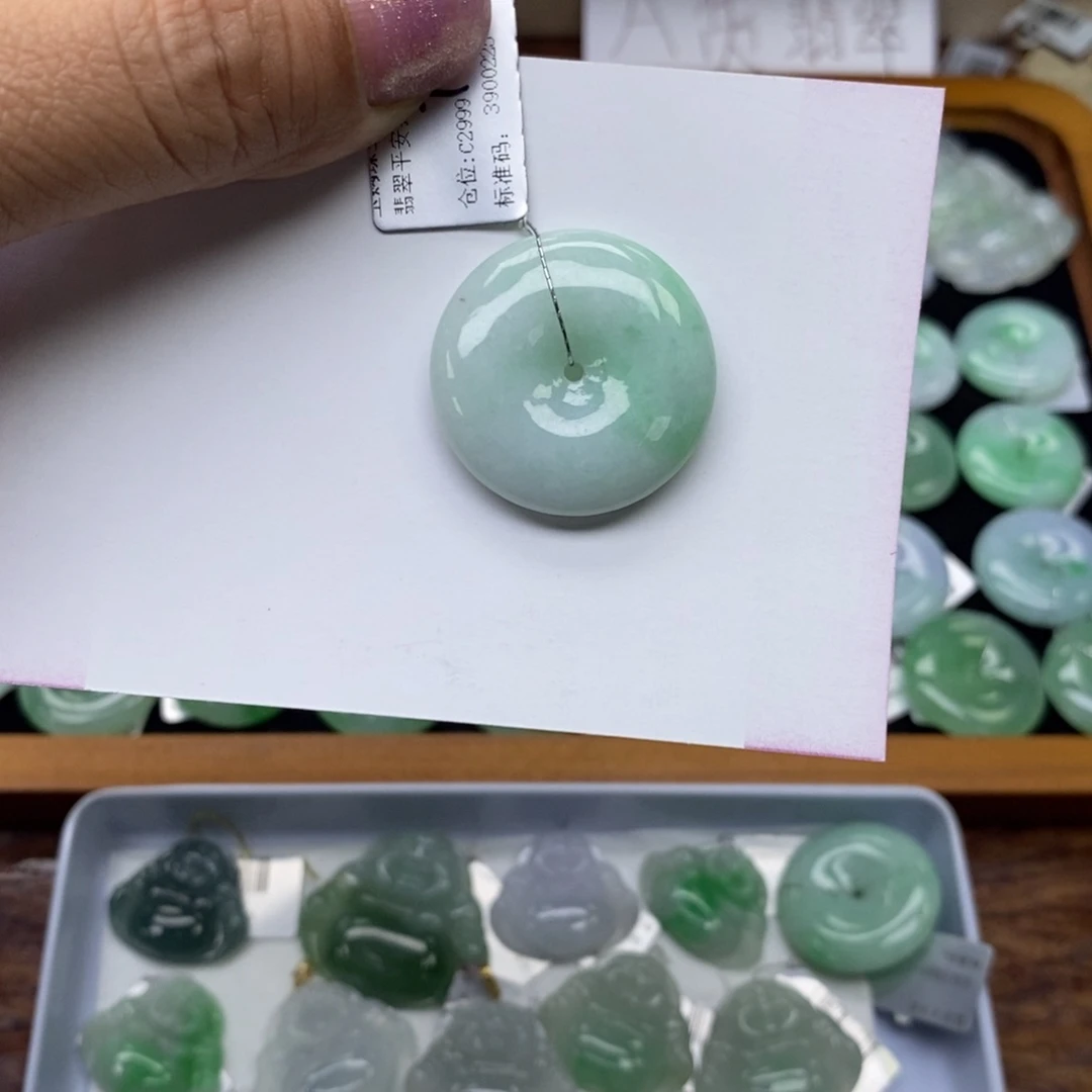 翡翠颈饰未镶嵌平安扣