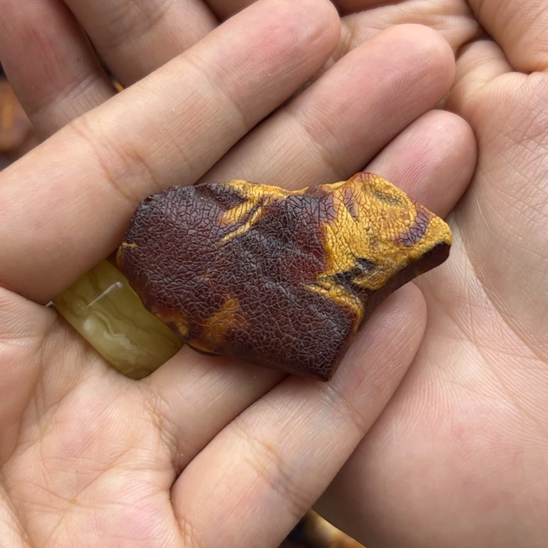 未镶嵌琥珀裸石川**光陈