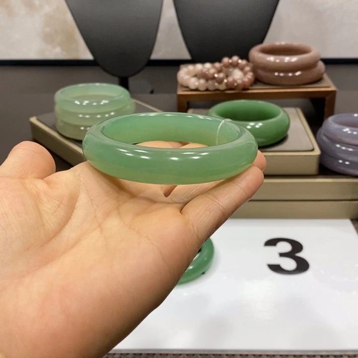 东陵石未镶嵌颈饰席*