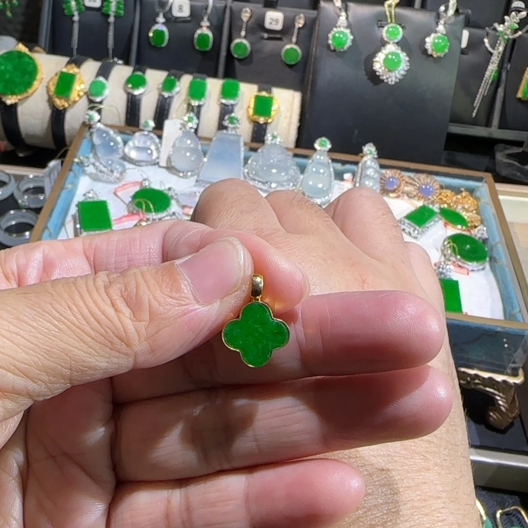 翡翠18K金镶嵌颈饰吊坠