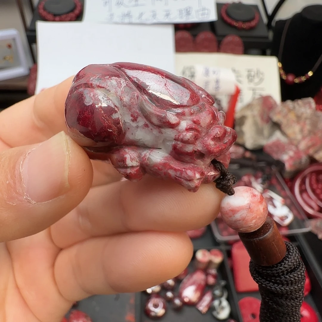 天然辰砂朱砂原矿貔貅吊坠40x27x22重量69.28克