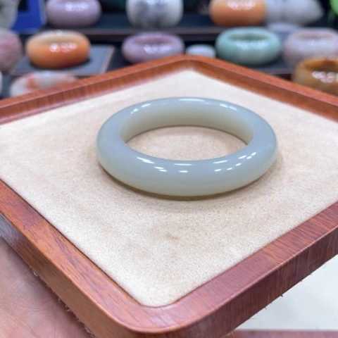 未镶嵌手镯石英质玉