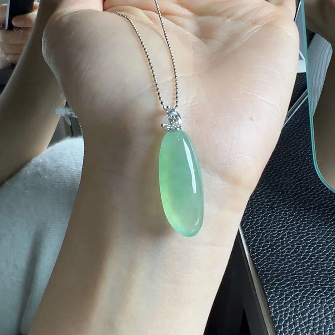 翡翠18K金镶嵌颈饰Y晴绿福瓜
