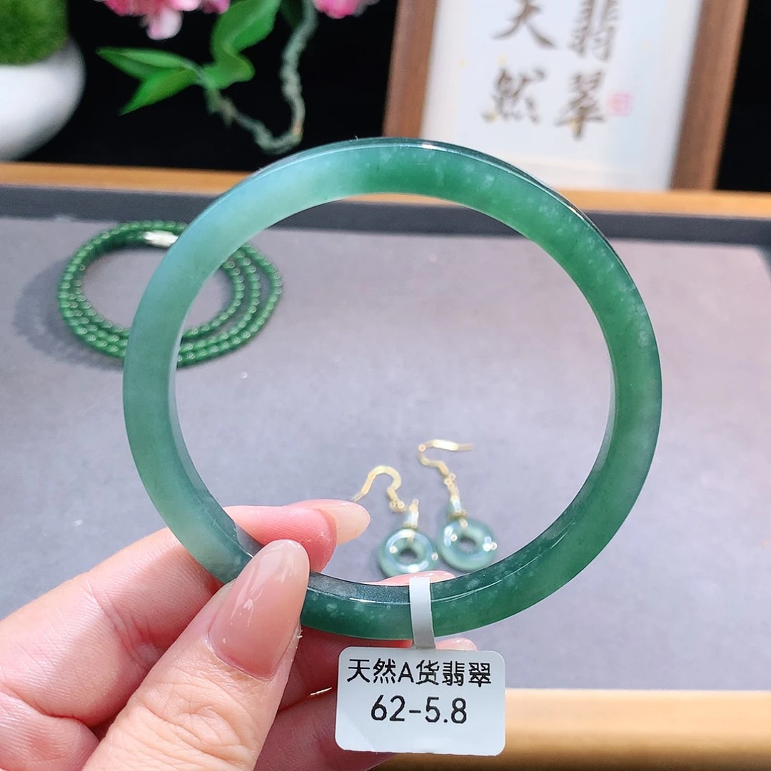 未镶嵌手镯（圆镯）翡翠