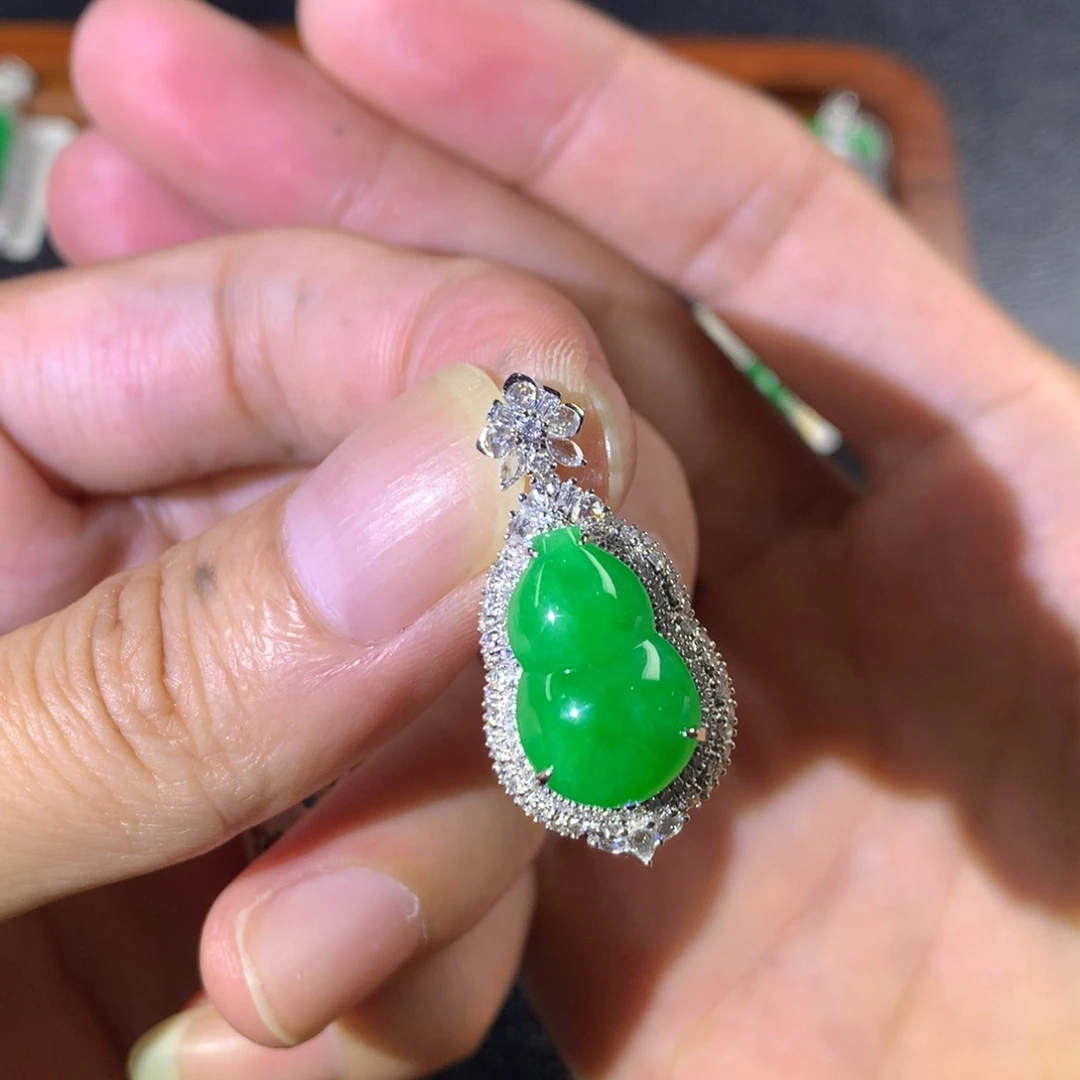 颈饰18K金镶嵌翡翠翡翠