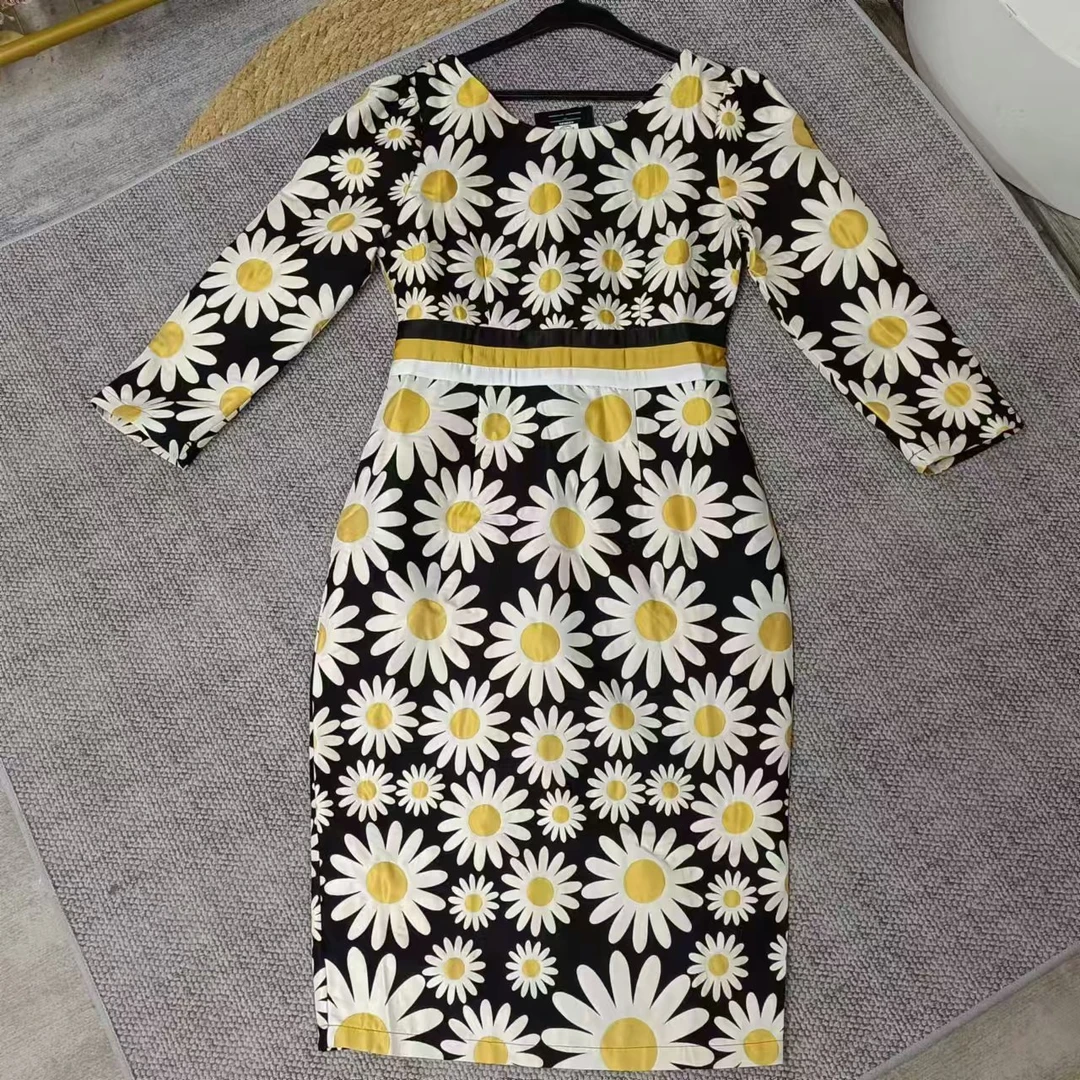 唯琳剪标   8仓B3-18-68821款   黑底小菊花连衣裙