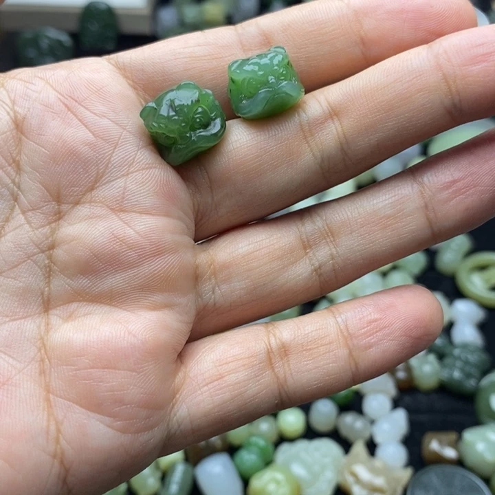 琳****颈饰未镶嵌和田玉
