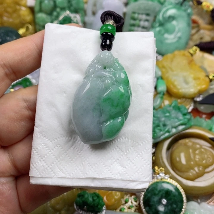 翡翠吊坠(赠链)未镶嵌
