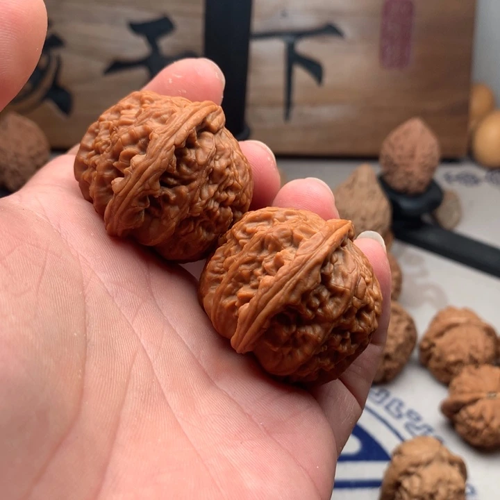 、***起桃核吊坠山地果白狮子