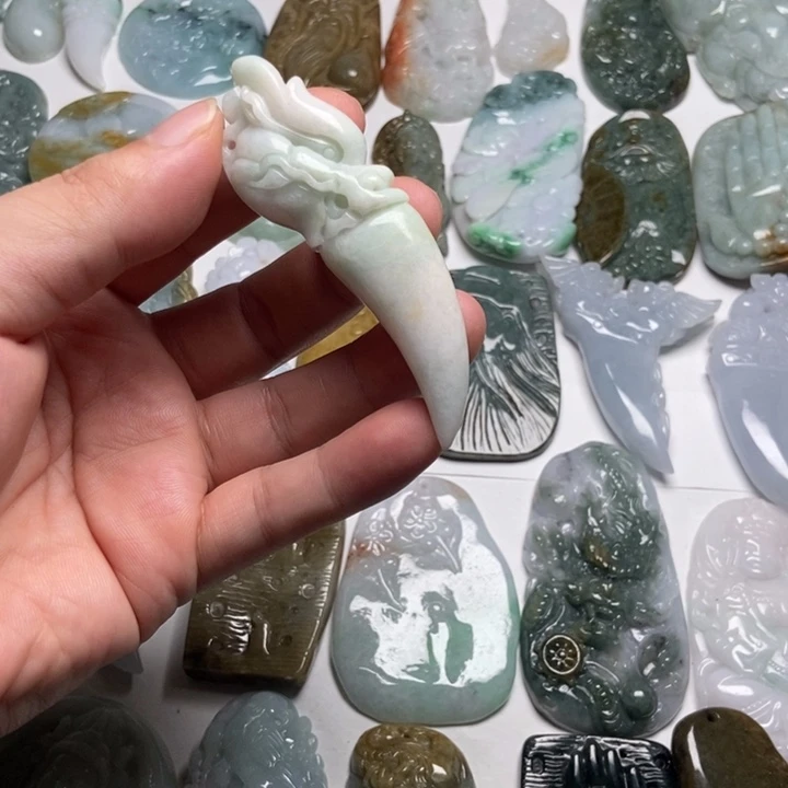 翡翠未镶嵌颈饰龙牙68