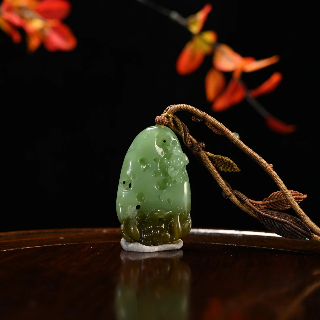 Lot8818 25YU107086和田玉碧玉荷塘月色挂件/匡时