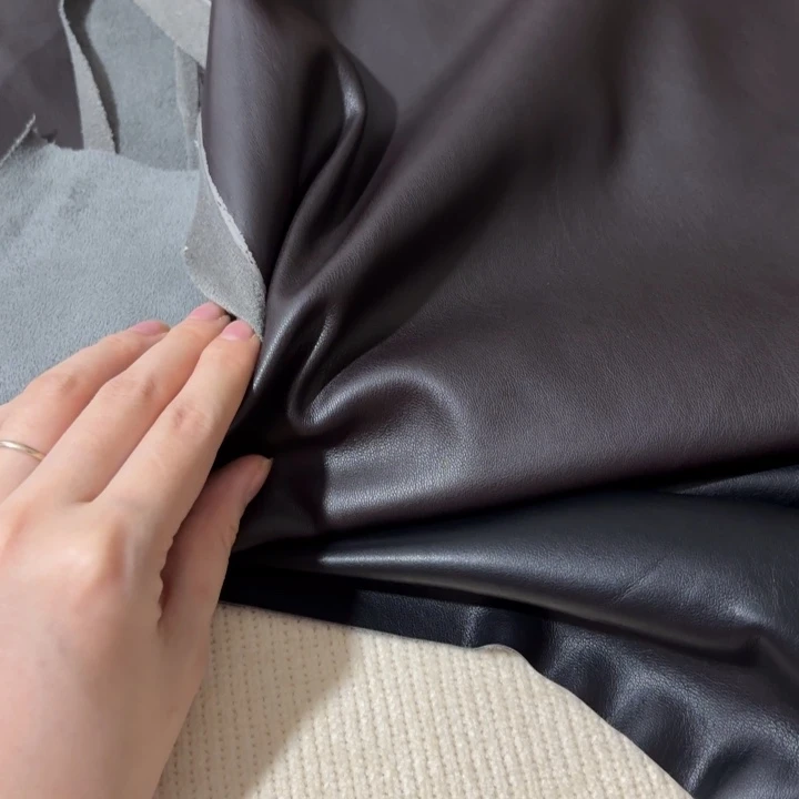 混纺黑咖色高货麂皮1米。