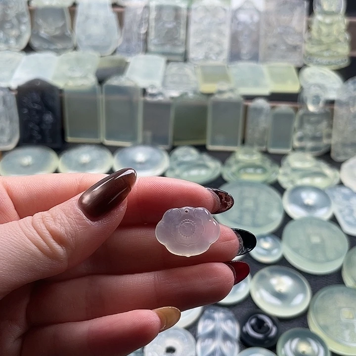 岫玉未镶嵌颈饰如意锁