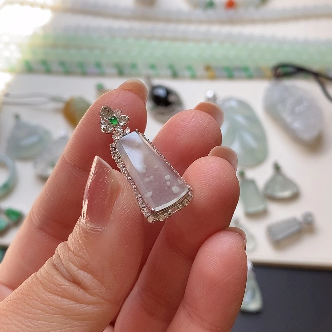 翡翠颈饰18K金镶嵌雪花棉无事牌