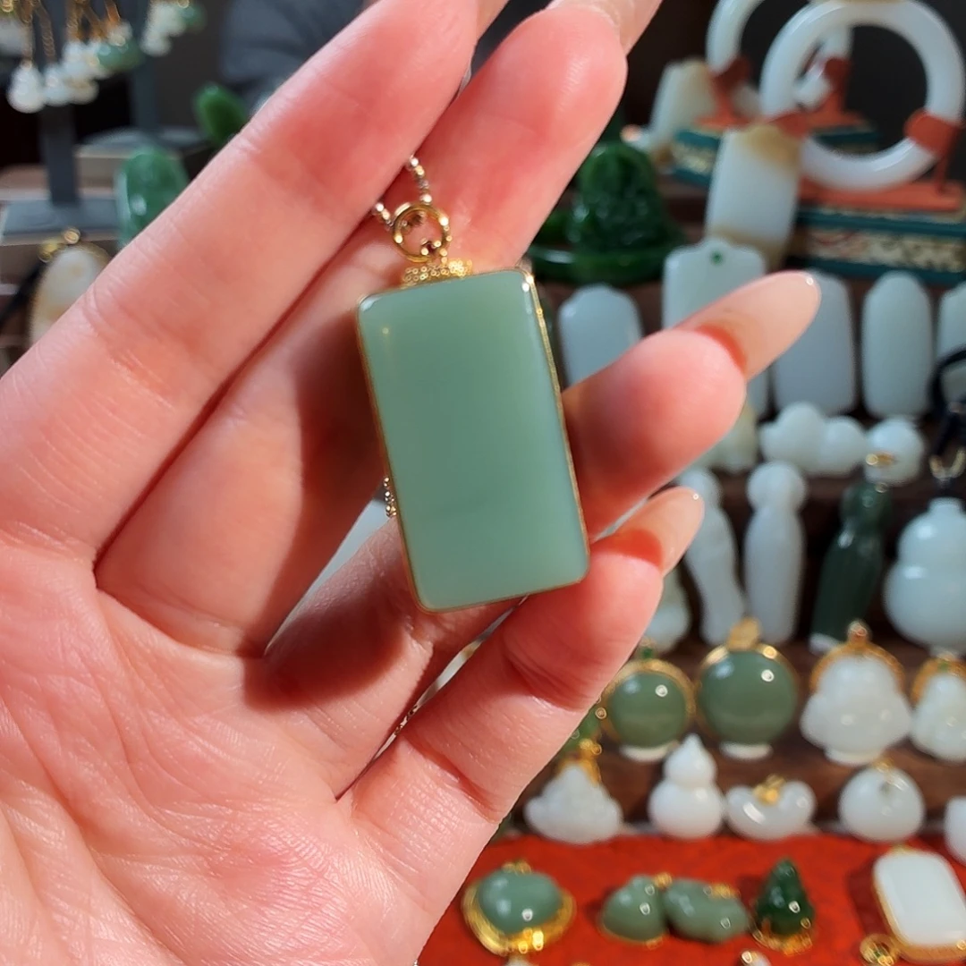 ****和田玉18K金镶嵌颈饰