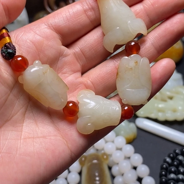 和田玉未镶嵌把件