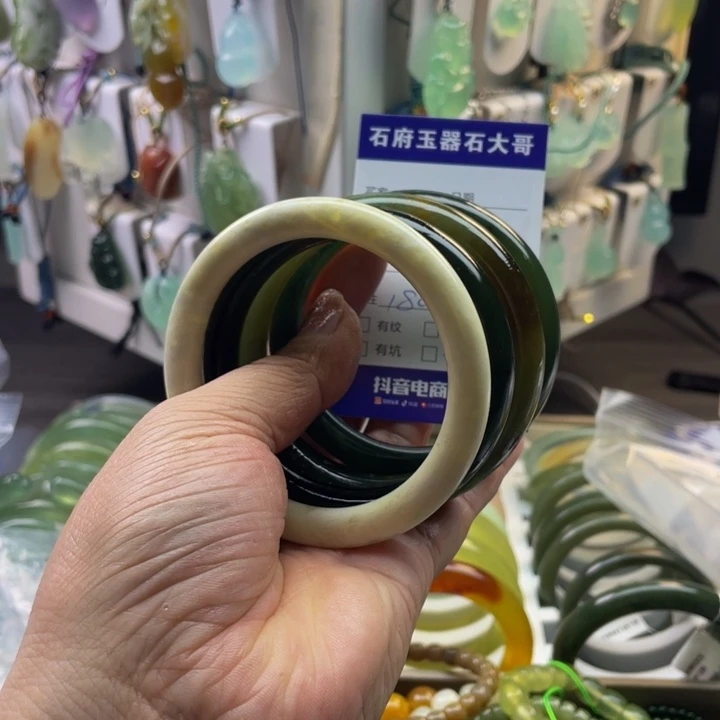 椰****蛇纹石玉未镶嵌颈饰