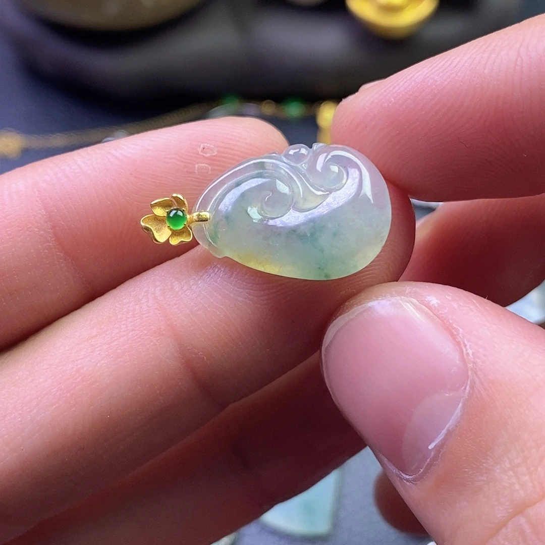 颈饰18K金镶嵌翡翠