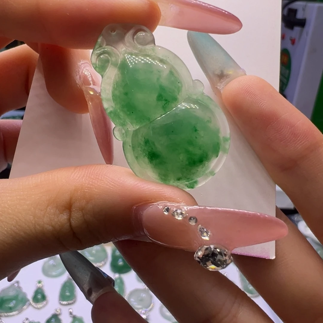 颈饰未镶嵌石英质玉（非洲翠）