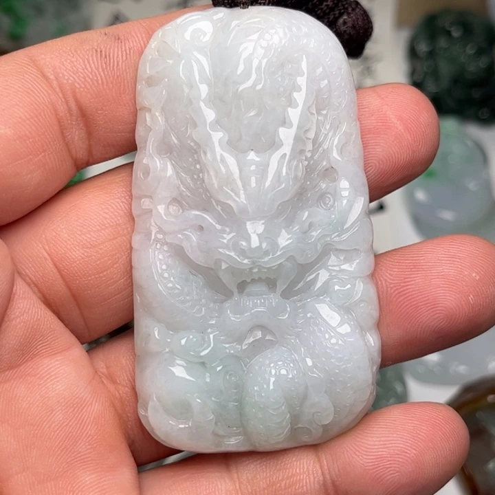 翡翠未镶嵌颈饰龙