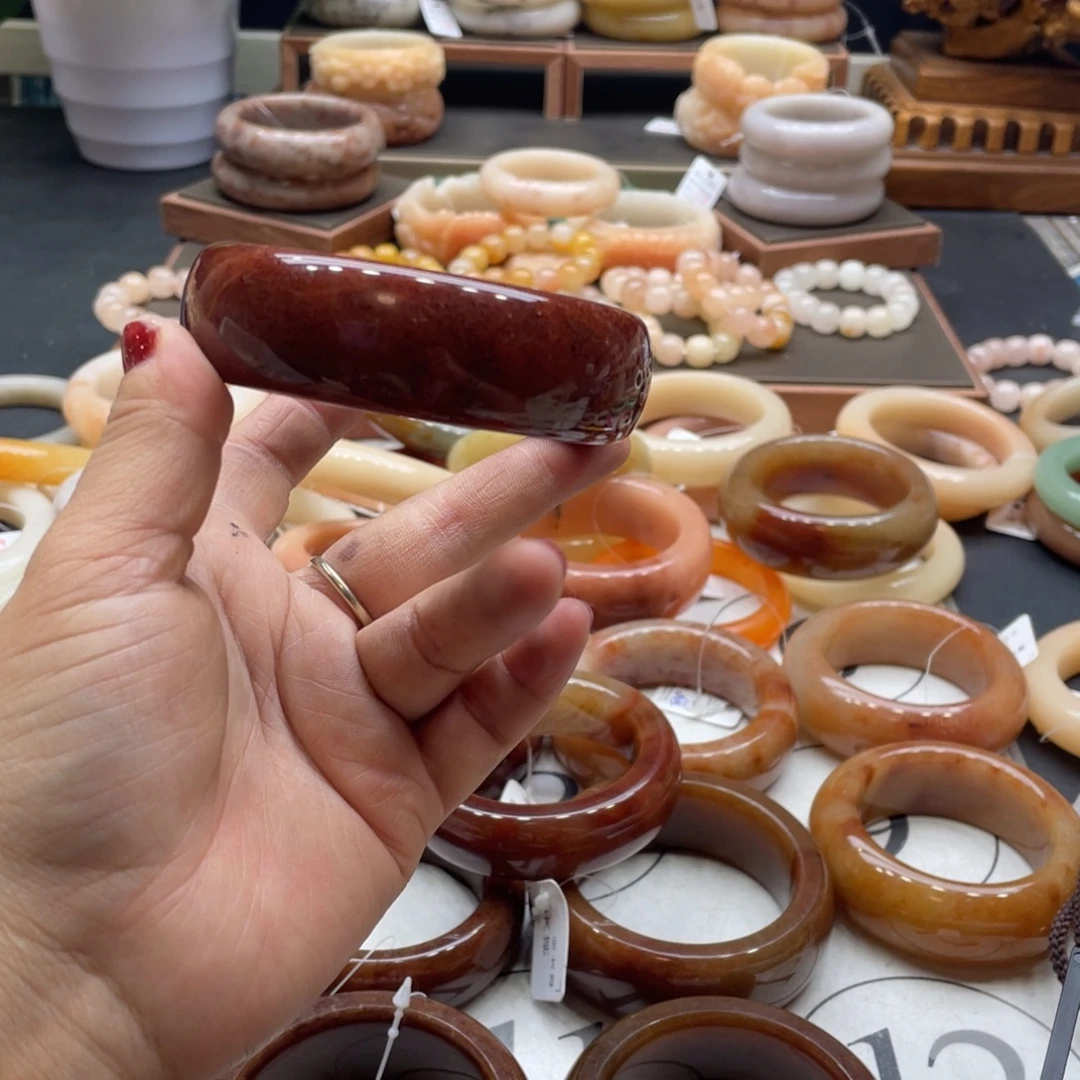 宇***乐石英岩玉未镶嵌手镯