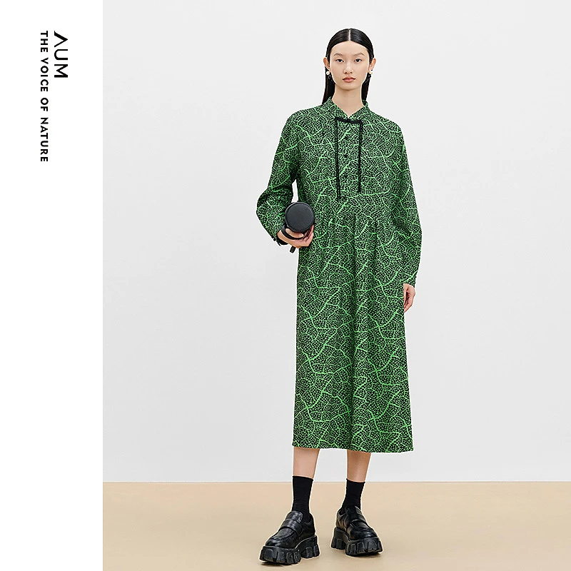 AUM/噢姆秋季优雅叶脉中式盘扣复古长袖印花A摆连衣裙MCEG40076