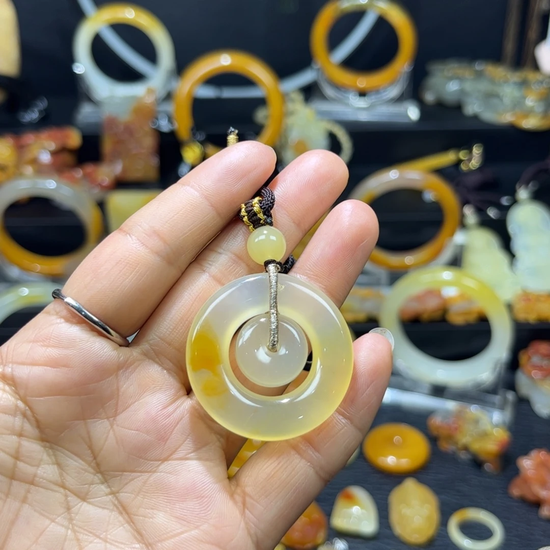 石英质玉（黄龙玉）未镶嵌颈饰