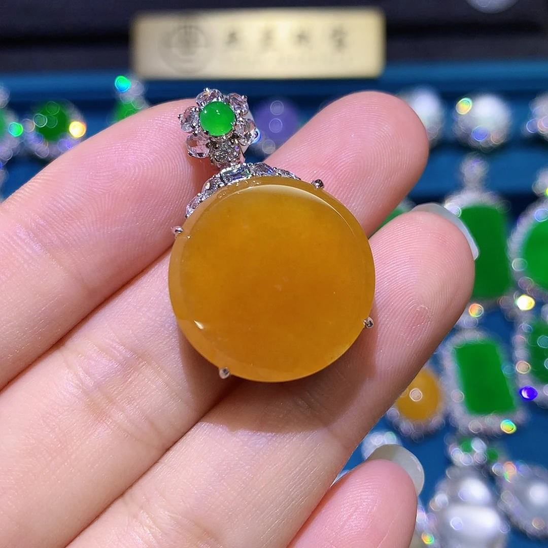 翡翠18K金镶嵌颈饰高冰黄翡无事牌吊坠