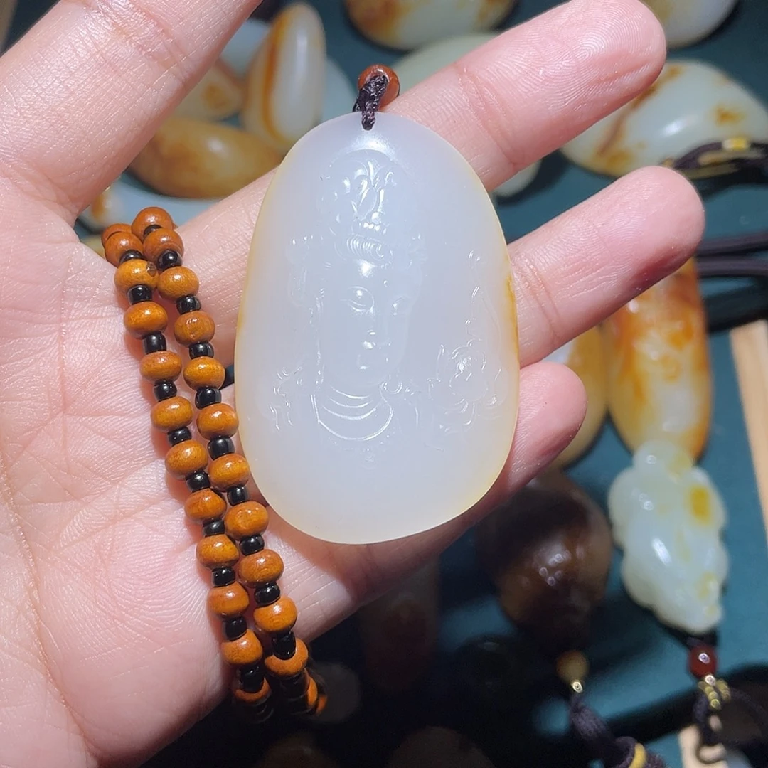 ****4和田玉未镶嵌颈饰