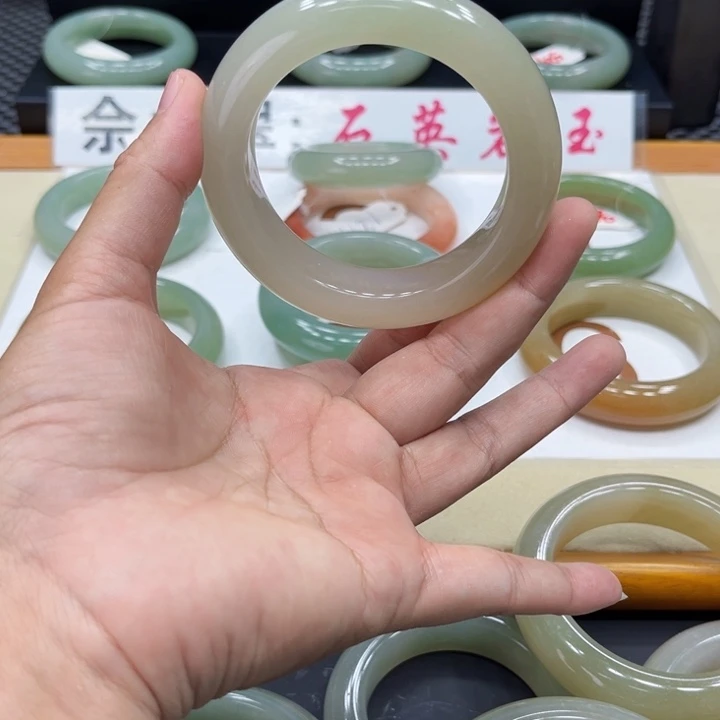 石英质玉手镯未镶嵌艾**?