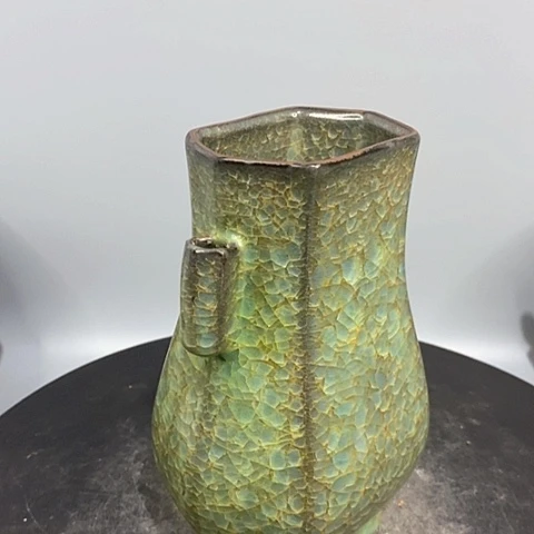 摆件官窑贯耳瓶造型美观