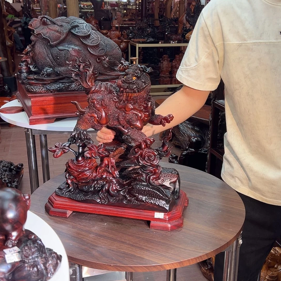 甘***愿香榧木大红酸枝雕刻